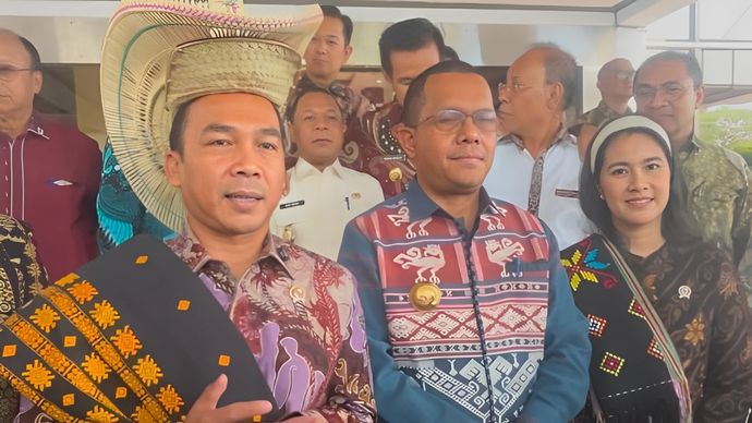 Kepala BKKBN, Wihaji (kanan), Gubernur NTT, Emanuel Melkiades Laka Lena (tengah), Wakil Kepala BKKBN, Ratu Ayu Isyana Bagoes Oka (kiri).