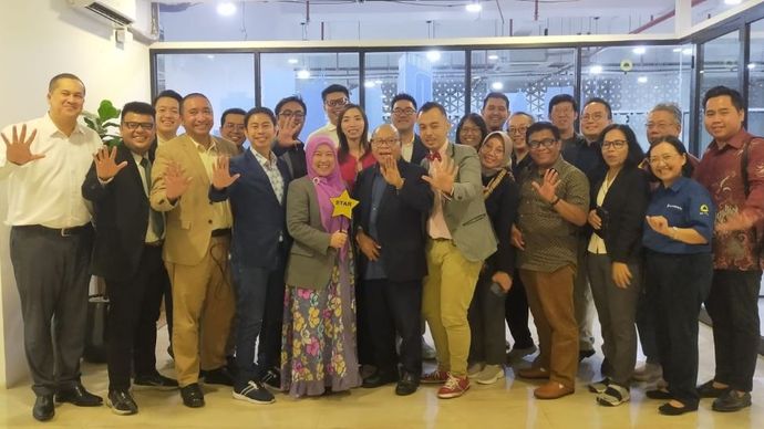 Presiden Direktur Nusantara TV, Don Bosco Selamun didampingi Direktur Program Nunung Setyani, Direktur Komersial Dede Apriadi berfoto bersama para member Star dari Business Network International yang datang menyambangi Nusantara TV di NT Tower Jakarta