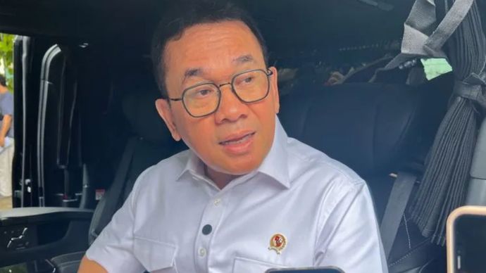 Menteri Perdagangan (Mendag) Budi Santoso menjawab pertanyaan awak media di sela meninjau harga sejumlah komoditas pangan di Pasar Senen Jakarta Pusat.