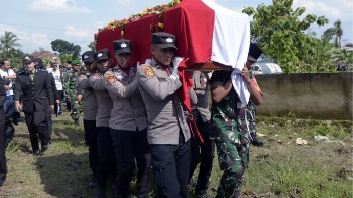 Sejumlah anggota TNI-Polri mengusung jenazah Bripda M. Ghalib Surya Ganta saat akan dimakamkan di Bandar, Lampung.