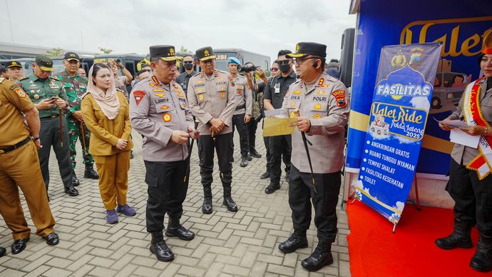 Kapolri Jenderal Pol. Listyo Sigit Prabowo meninjau langsung kesiapan pengamanan arus mudik dan balik Lebaran 2025 di wilayah Brebes, Jawa Tengah, pada Rabu (19/3/2025).  Dalam kunjungan ini, Kapolri didampingi oleh Kapolda Jateng Irjen Pol. Ribut Hari Wibowo beserta jajaran Forkopimda dan stakeholder terkait untuk memastikan seluruh aspek pengamanan, logistik, dan fasilitas berjalan optimal guna mendukung kelancaran arus mudik.