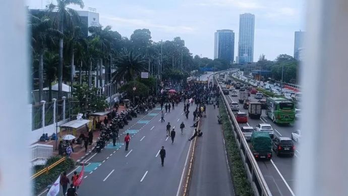 Para pendemo saat memadati Jalan Gatot Subroto arah Grogol di depan Gedung DPR RI Jakarta, Kamis, 20 Maret 2025. 