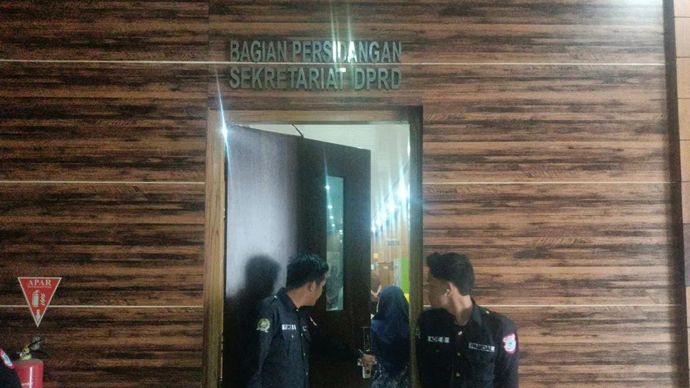 Petugas Pamdal DPRD menjaga pintu masuk saat KPK melakukan penggeledahan gedung dewan setempat, Kamis. (