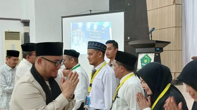 Wakil Kepala BP Haji, Dahnil Anzar Simanjuntak saat menyalami petugas haji Aceh, di Banda Aceh, Rabu (19/3/2025) 