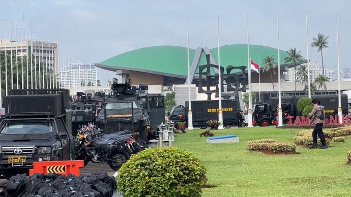 Suasana depan Gedung DPR jelang rapat paripurna pengesahan UU TNI baru. (NTVNews.id) 