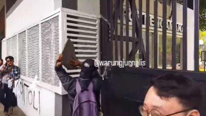 Pendemo Rusak Rantai Pintu Gerbang DPR RI