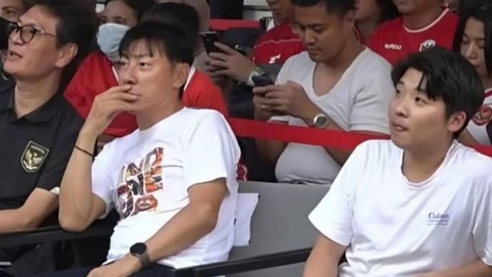 Shin Tae-yong, bersama penerjemah setianya, Jeong Seok Seo nobar Timnas Indonesia di GBK.