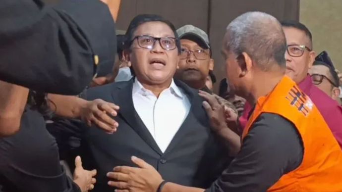 Sekjen PDI Perjuangan Hasto Kristiyanto saat memasuki ruang persidangan untuk membacakan nota keberatan (eksepsi) di Pengadilan Tipikor.