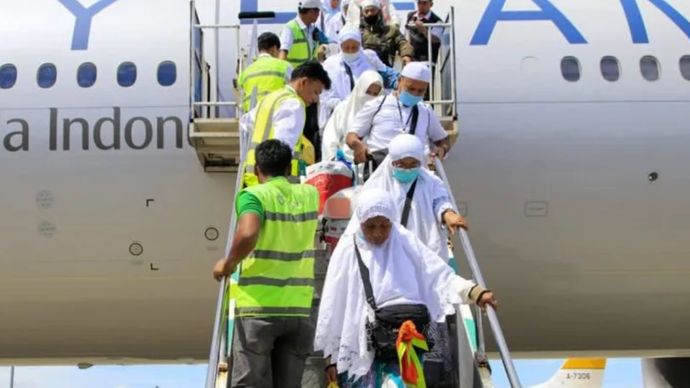 Sejumlah jamaah haji asal Sumatera Barat tiba di Bandara Internasional Minangkabau pada musim haji 1445 Hijriah. 