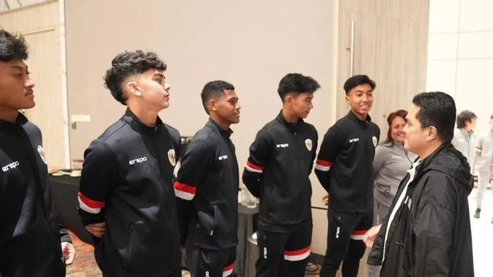 Ketua Umum PSSI Ercik Thohir (kanan) menemui sejumlah pemain timnas U-17 di Jakarta, Sabtu (15/3/2025).