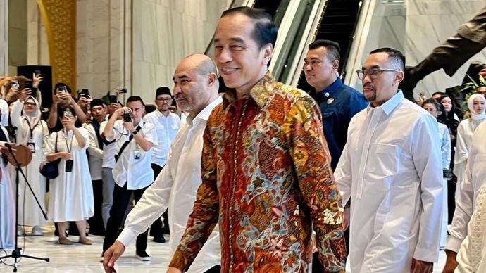 Presiden ke-7 RI Joko Widodo tiba di NasDem Tower, Jakarta, Jumat (21/3/2025).