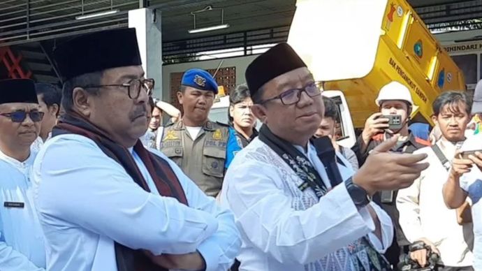 Kepala Dinas Lingkungan Hidup DKI Jakarta, Asep Kuswanto, memberikan penjelasan kepada Wakil Gubernur Jakarta, Rano Karno, mengenai pengolahan sampah di TPS 3R Semper, Cilincing.