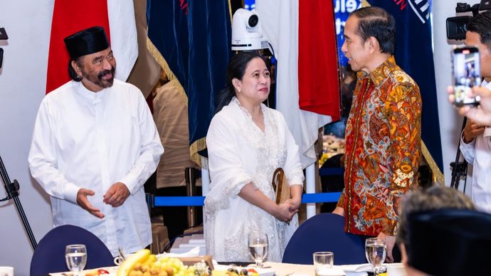 Presiden ke-7 RI Joko Widodo (Jokowi) dan Ketua DPR RI Puan Maharani di acara bukber NasDem. 