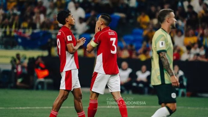 Dua pemain timnas Indonesia Rafael Struick (kiri) dan Jay Idzes (kanan) saat tampil melawan timnas Australia dalam laga ketujuh kualifikasi Piala Dunia 2026 Grup C di Stadion Sepak Bola Sydney.