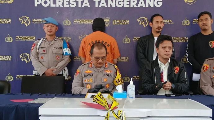 Kapolresta Tangerang Kombes Baktiar Joko Mujiono memberikan keterangan pers sambil menampilkan tersangka MR dalam mengungkap kasus tindak pidana pembunuhan berencana dengan memutilasi korban dan mayatnya dimasukan ke dalam fleezer, di Tangerang, Banten, Jumat (21/3/2025). 