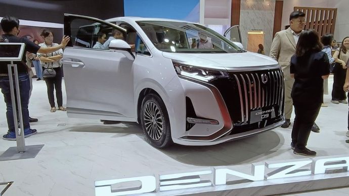 Denza D9 menarik perhatian pengunjung pameran otomotif IIMS 2025, di JIExpo Kemayoran, Jakarta, pada Februari lalu. (Foto: Adiantoro/NTV) 