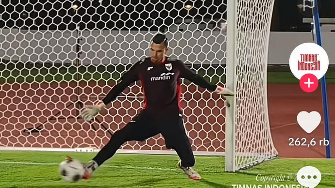 Kiper Timnas Indonesia Emil Audero Mulyadi langsung berlatih kembali usai dihajar Australia. (Tangkapan layar) 