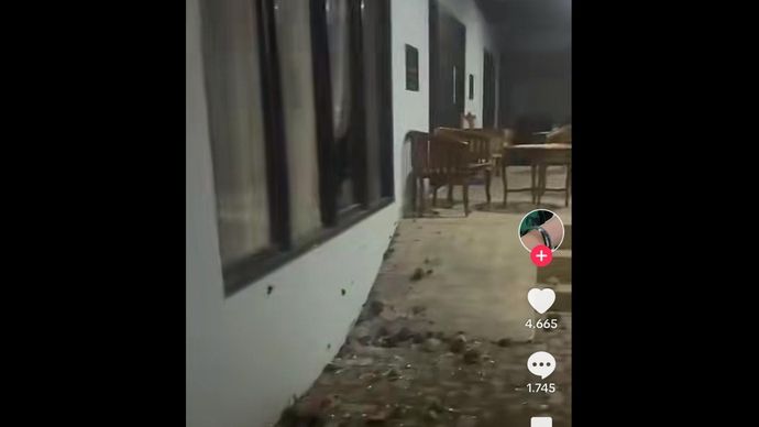 Rumah dinas jenderal TNI AU dirusak pendemo. (TikTok) 