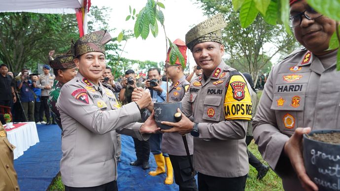 Ketua Yayasan Tumbuh sekaligus founder dari Tumbuh Institute, Rocky Gerung menghadiri prosesi penanaman pohon yang diinisiasi oleh Polda Riau, Kamis (27/3/2025).  Penanaman pohon yang digagas langsung oleh Kapolda Riau Irjen Herry Heryawan ini mengam