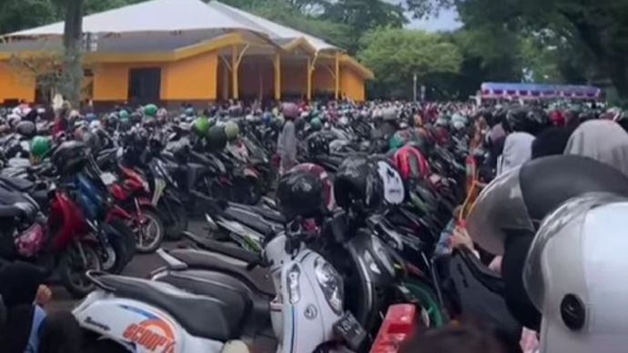 Parkiran roda dua di Kebun Binatang Ragunan, Jakarta.