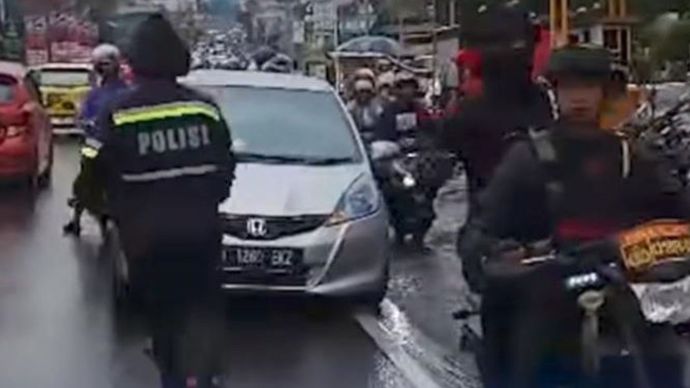 Polisi Kawal Ibu Hamil Terjebak One Way Puncak