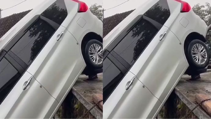 Sebuah mobil Suzuki Ertiga dengan nomor polisi AE 1715 OT terperosok ke halaman rumah warga di Magetan.