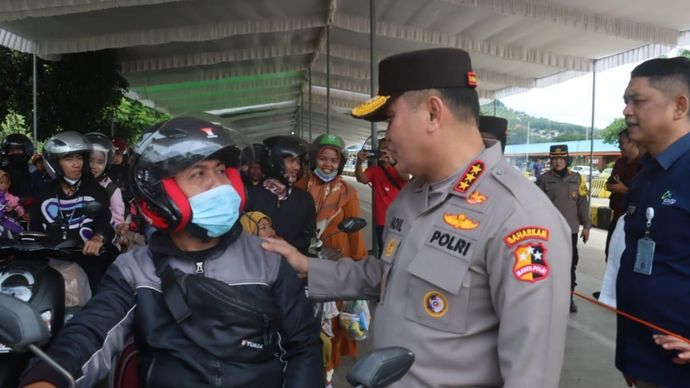 Kabaharkam Polri Komjen Fadil Imran saat berbincang pemudik yang menggunakan sepeda motor. 
