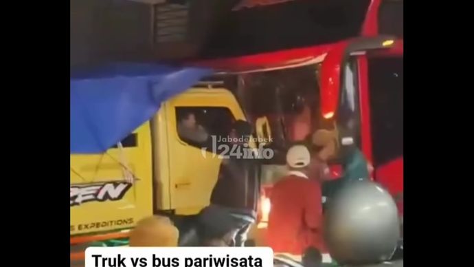Truk dan bus adu banteng di Ciwidey. (Instagram) 