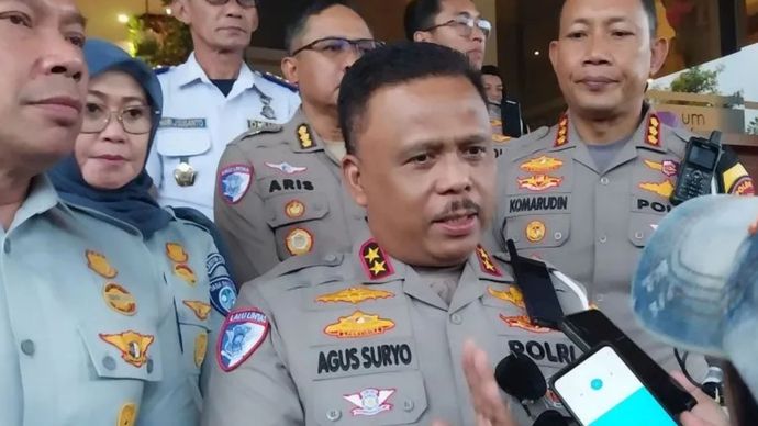 Kakorlantas Polri, Irjen Pol. Agus Suryo Nugroho, menjelaskan penerapan klaster di empat jalur untuk mengelola arus mudik dan balik Lebaran 2025 di Kota Batu, Jawa Timur.