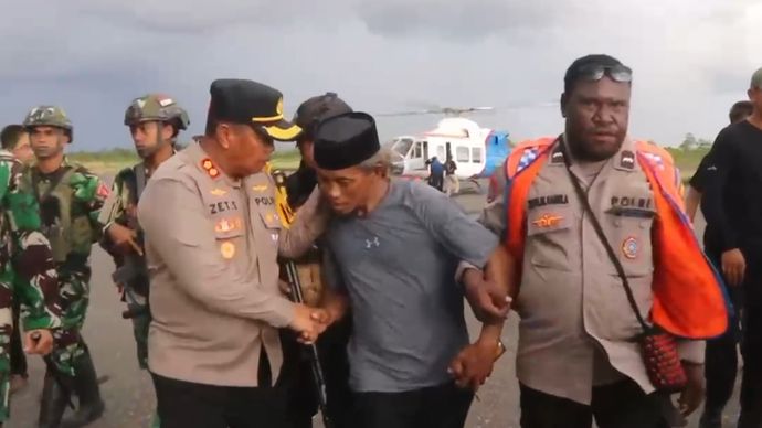 Evakuasi pendulang emas yang selamat. 
