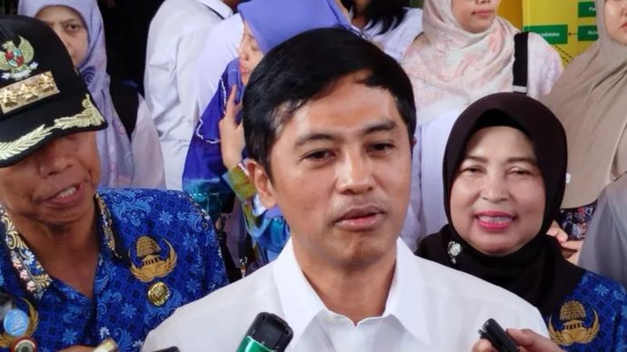 Wakil Menteri Kesehatan Dante Saksono Harbuwono ketika memberikan keterangan di Kota Malang terkait dugaan kasus pelecehan seksual yang dilakukan oknum dokter di salah satu rumah sakit swasta terhadap pasiennya.