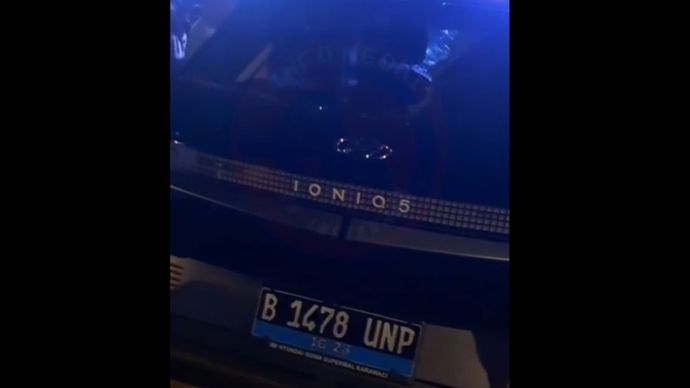 Mobil yang tabrak motor di depan klub malam, Sunter. (Instagram) 