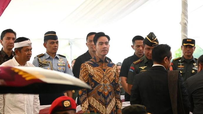 Wakil Presiden RI Gibran Rakabuming Raka (tengah) menghadiri pemakaman Ibunda Kepala Staf TNI Angkatan Darat (KSAD) Jenderal TNI Maruli Simanjuntak, mendiang Tiobonur Silalahi, di San Diego Hills Memorial Park, Karawang, Jawa Barat, Kamis (24/4/