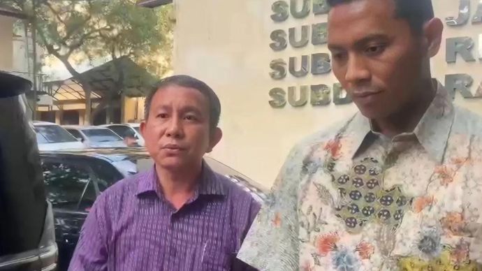 Pihak keluarga yang diwakili Ayah Kenzha Erza Walewangko, Happy Walewengko (kiri) dan kuasa hukum Raja Butar Butar saat ditemui di Polda Metro Jaya, Senin (28/4/2025