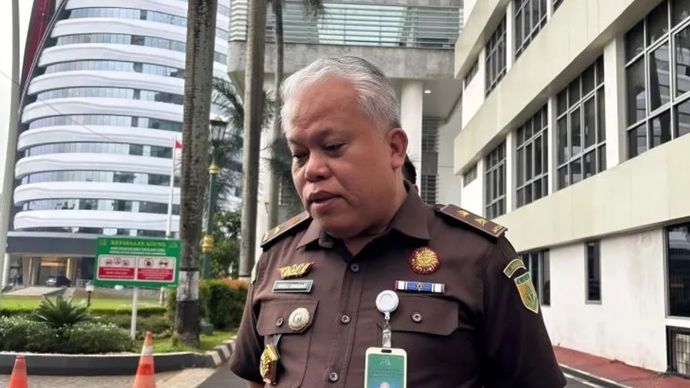 Kepala Pusat Penerangan Hukum (Kapuspenkum) Kejaksaan Agung Harli Siregar berbicara dengan awak media di Gedung Kejaksaan Agung.