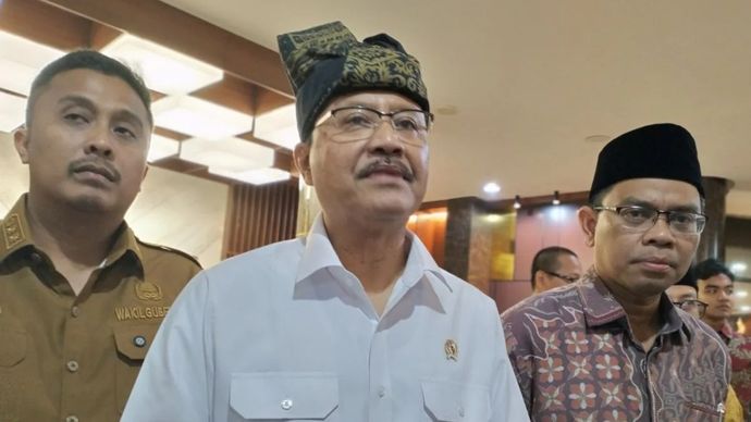 Menteri Sosial (Mensos) Saifullah Yusuf saat diwawancarai di Padang, Sumatera Barat