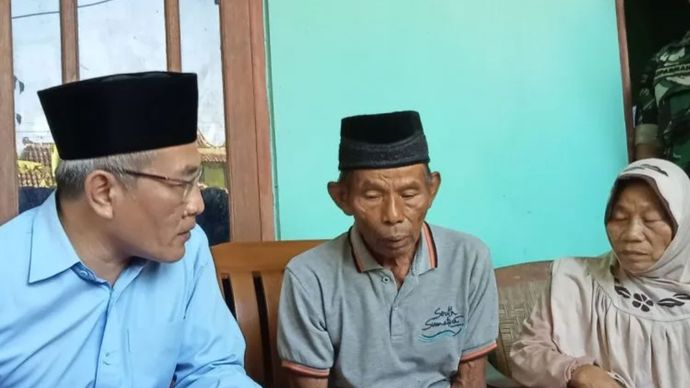 Bupati Bantul Abdul Halim Muslih (kiri) saat berkunjung ke rumah Mbah Tupon dan keluarga.
