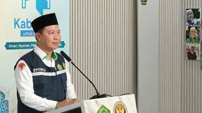 Hilman Latief, Direktur Jenderal Penyelenggaraan Haji dan Umrah Kemenag, menjawab pertanyaan jurnalis mengenai kesiapan ibadah haji bagi jemaah Indonesia di Asrama Haji Pondok Gede, Jakarta, pada Kamis (1/5/2025).
