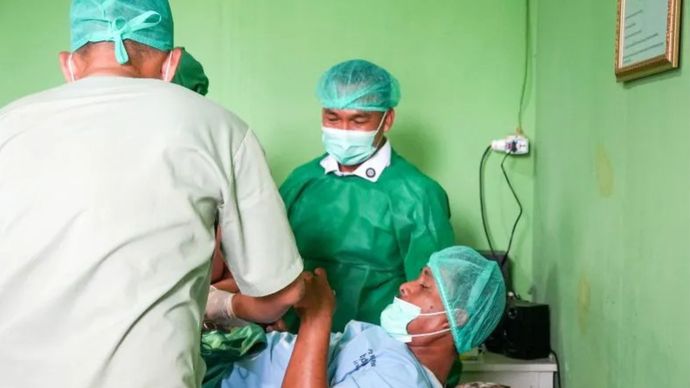 Berikut adalah paragraf yang telah diperbarui:  Mendukbangga sekaligus Kepala BKKBN menyaksikan langsung proses layanan KB vasektomi atau Metode Operasi Pria (MOP) gratis yang diberikan kepada seorang akseptor di Kabupaten Majalengka, Jawa Barat, pada Senin (21/4/2025).
