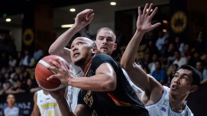 Arki Dikania Wisnu dari Dewa United Banten (tengah) dihadang oleh Pandu Wiguna (kanan) dan Norbertas Giga (kiri) dari Prawira Bandung dalam laga IBL 2025 di Dewa United Arena, Kabupaten Tangerang, Banten, Minggu (13/4/2025). Dewa United Banten menang 94-87 atas Prawira Bandung.