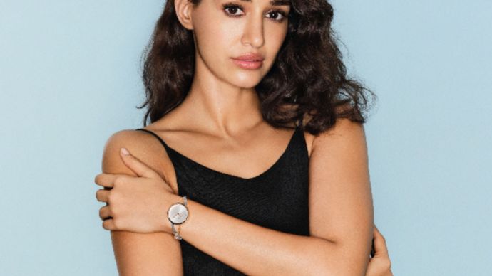 Jam tangan ini juga dikenakan oleh Disha Patani, aktris ternama asal India yang kini menjadi brand ambassador jam tangan Calvin Klein, memperkuat citra Sculpted Embrace sebagai simbol gaya feminin yang modern dan percaya diri.