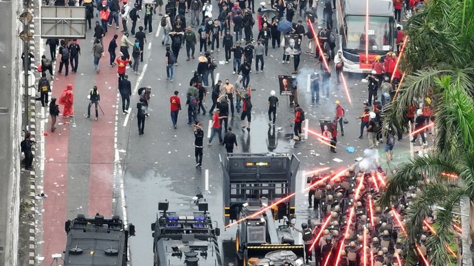 Massa buruh yang merayakan May Day 2025 di depan Gedung DPR RI, saat dibubarkan polisi. 