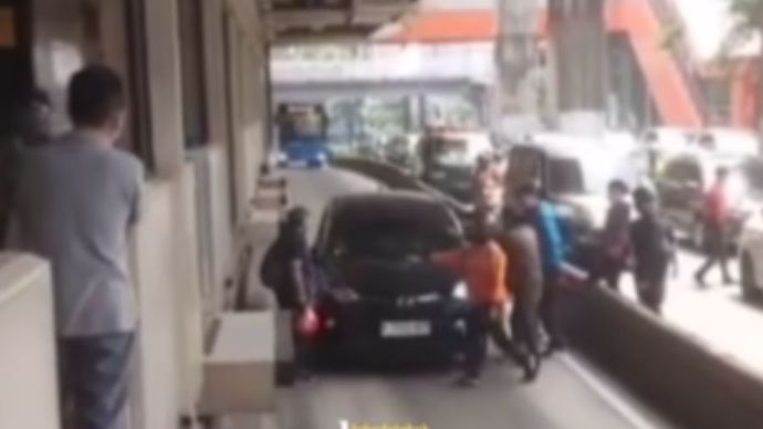 Diduga Pelaku Tabrak Lari Terjebak di Jalur Transjakarta  