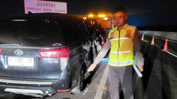 Kecelakaan mobil yang ditumpangi anggota DPR Alamudin Dimyati Rois di KM 315 ruas tol Pemalang-Batang di Petarukan, Kabupaten Pemalang