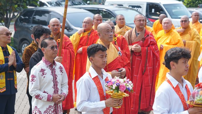 Menjelang Hari Tri Suci Waisak 2569 BE/2025, ribuan umat Buddha mengikuti prosesi ritual Yufo atau memandikan rupang Pangeran Siddharta Gautama yang diselenggarakan Sangha Mahayana Indonesia (SMI) dan Majelis Mahayana Indonesia (MAHASI) di Balai Samu