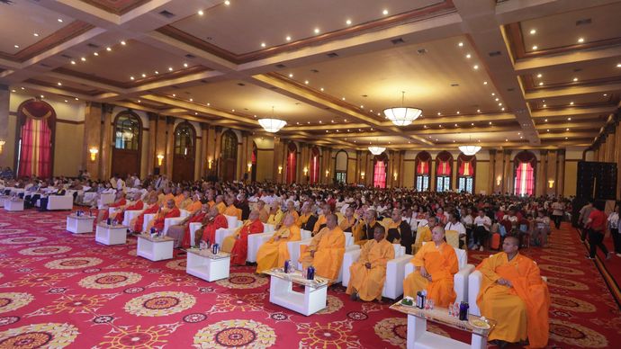 Menjelang Hari Tri Suci Waisak 2569 BE/2025, ribuan umat Buddha mengikuti prosesi ritual Yufo atau memandikan rupang Pangeran Siddharta Gautama yang diselenggarakan Sangha Mahayana Indonesia (SMI) dan Majelis Mahayana Indonesia (MAHASI) di Balai Samudera, Jakarta, Kamis (1/5/2025).