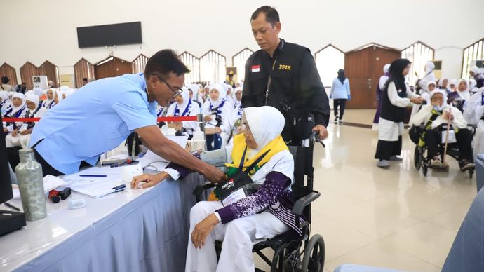 Salah seorang jemaah mendapatkan pemeriksaan kesehatan akhir setibanya di Asrama Haji Pondok Gede Jakarta (Foto: MCH 2025)