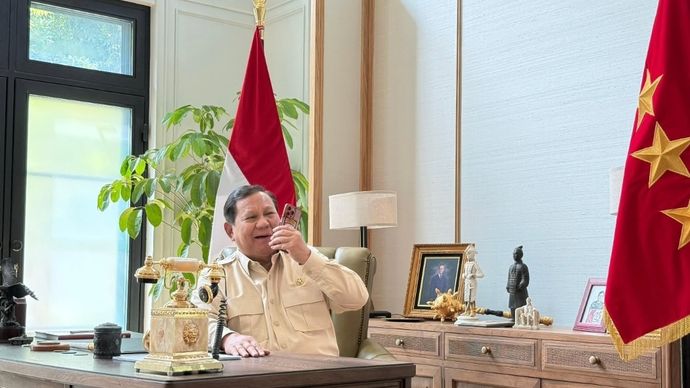 Presiden Prabowo Subianto saat menelepon Anthony Albanese. (Instagram) 
