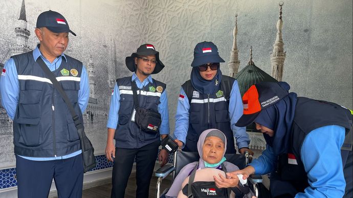 Salah satu wujud kesiapsiagaan itu terlihat saat kedatangan jemaah asal embarkasi Jakarta Pondok Gede kloter 5 (JKG-05), yang mendarat pada pukul 09.46 waktu Arab Saudi. Tim kesehatan segera memberikan layanan medis kepada beberapa jemaah yang membutuhkan penanganan setelah menempuh perjalanan panjang.