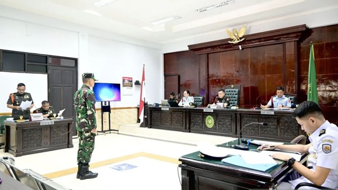 Terdakwa Kelasi Satu Jumran (berdiri kedua kiri) mendengarkan pembacaan surat dakwaan oleh Kepala Odmil III-15 Banjarmasin Letkol CHK Sunandi (kiri) di hadapan majelis hakim dalam sidang kasus pembunuhan jurnalis Juwita di Pengadilan Militer (Dilmil)